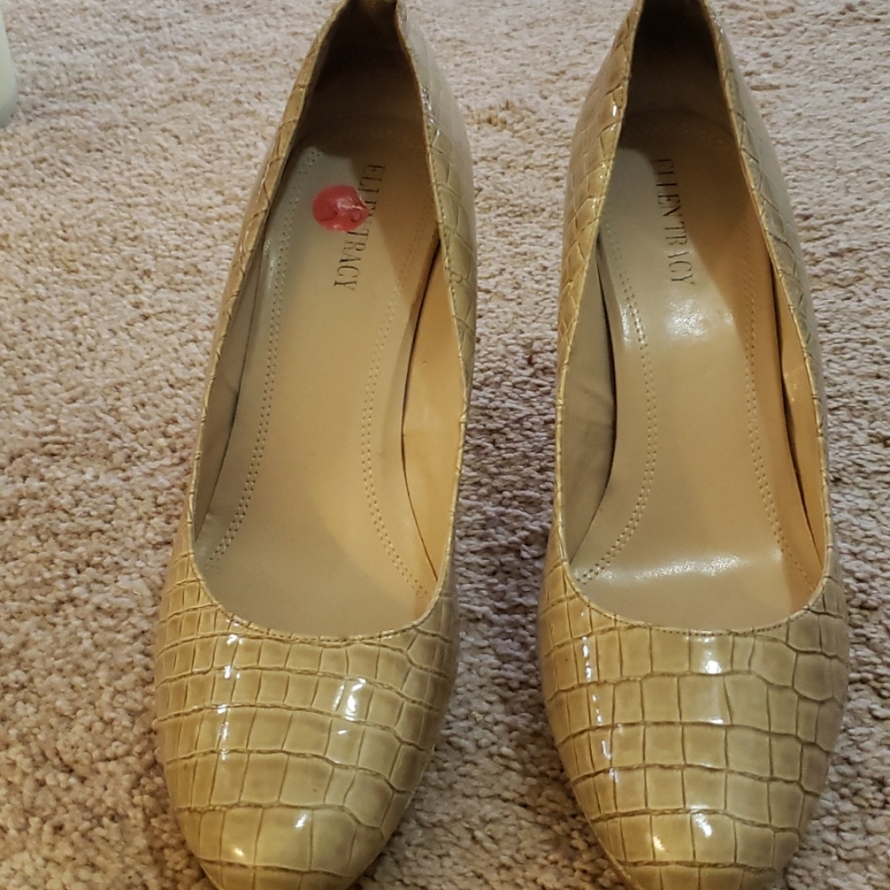 Shoes - Picture 4 of 7
